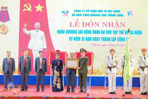 Công ty Thăng Long đón nhận Huân chương Lao động hạng Ba