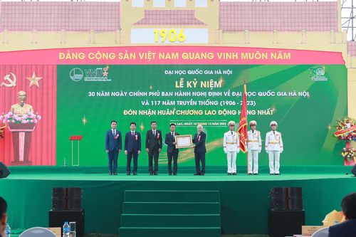 Đại học Quốc gia Hà Nội đón nhận Huân chương Lao động hạng Nhất