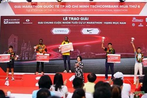 Vận động viên Yebei Edwin Kiptoo và Nguyễn Thị Oanh vô địch Giải Marathon Quốc tế TP Hồ Chí Minh Techcombank mùa thứ 6