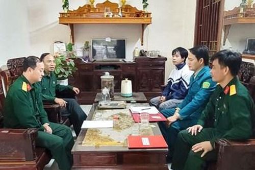 Thanh niên Hà Tĩnh hăng hái viết đơn tình nguyện nhập ngũ