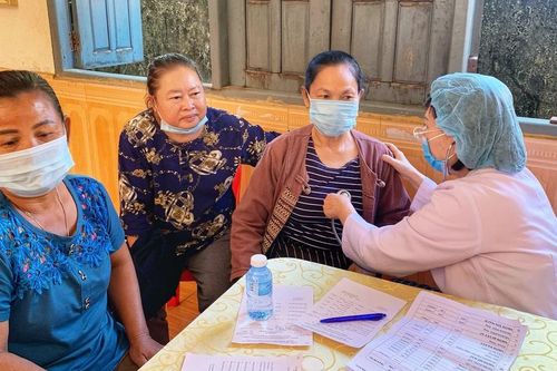 Thăm, khám bệnh phát thuốc và tặng quà người dân khó khăn ở Lào
