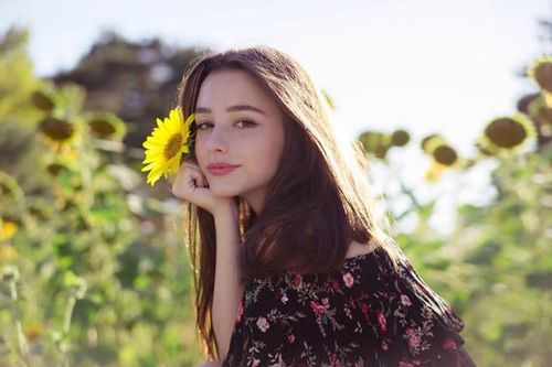 Ngắm 'vẻ đẹp không góc chết' của hot girl Nga xinh như búp bê