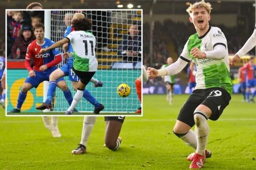 Liverpool lên đỉnh bảng Ngoại hạng Anh sau trận thắng tranh cãi
