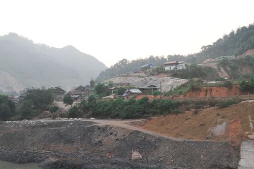 'Con đường sáng' giúp bản người Cống thoát nghèo