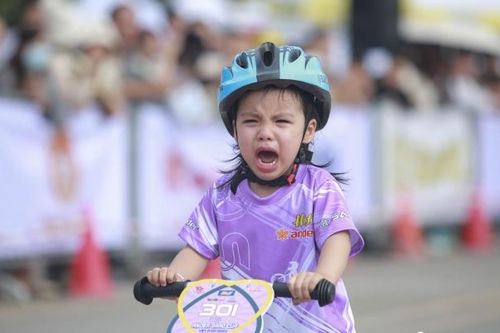 Ngộ nghĩnh những tay đua nhí 'vừa đi, vừa khóc' tại giải đua xe thăng bằng Ander Saro Cup 2023