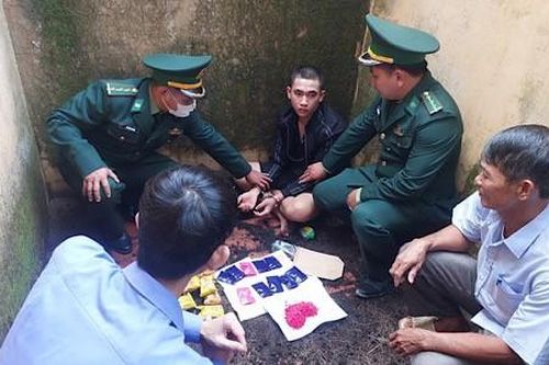 Bắt giữ nam thanh niên vận chuyển 2.000 viên ma túy tổng hợp