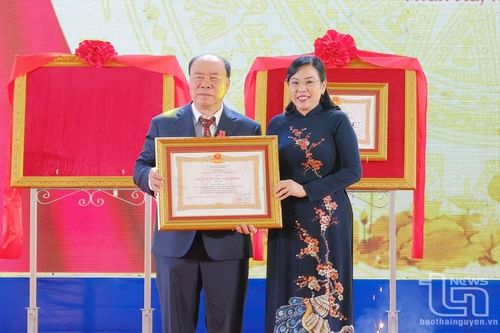 Công ty CP Đầu tư xây dựng và Khai thác khoáng sản Thăng Long đón nhận Huân Chương lao động hạng Ba