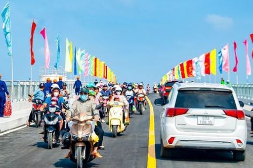 Người dân vùng cửa biển Cà Mau vui mừng khi thông xe cầu qua sông Ông Đốc