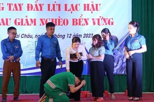 Tuyên truyền xóa bỏ lạc hậu, phòng chống tệ nạn xã hội ở vùng cao Hòa Bình