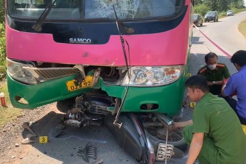 Xe máy tông trực diện vào xe buýt, hai người tử vong