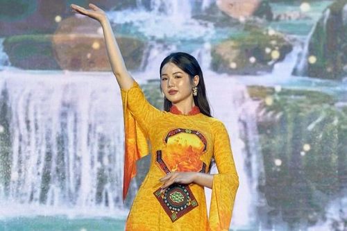 Người đẹp non nước Cao Bằng giới thiệu cảnh sắc quê hương qua áo dài