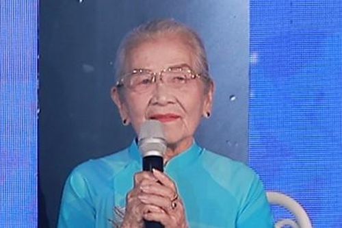 Hơn 90 tuổi, NSƯT Phi Điểu ngồi ghế nóng chấm thi người đẹp