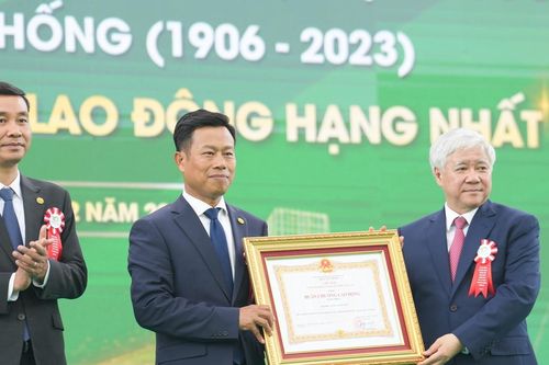 ĐH Quốc gia Hà Nội đón nhận Huân chương Lao động hạng Nhất