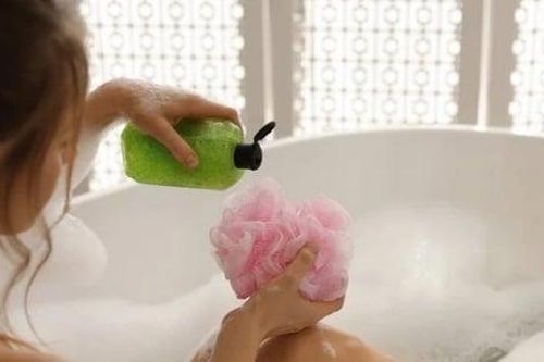 Tắm bằng xà phòng hay sữa tắm tốt hơn?