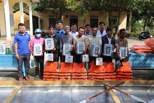 Gần 500 người dân vùng rốn lũ Thừa Thiên Huế được khám chữa bệnh miễn phí