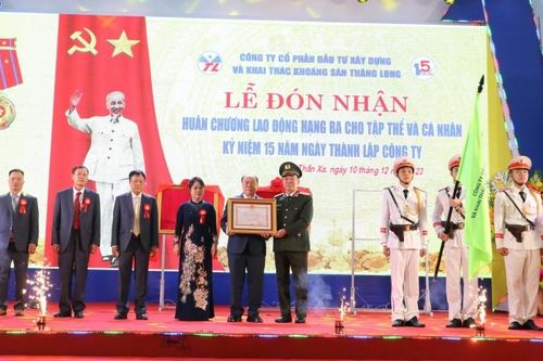 Công ty CP đầu tư xây dựng và khai thác khoáng sản Thăng Long đón nhận Huân chương Lao động hạng Ba