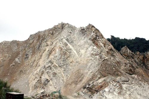 Nhiều vi phạm ở công ty nổ mìn làm đất đá văng xuống Quốc lộ 1A