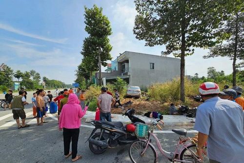 Bình Dương: Ôtô hất văng hai xe máy lên lề đường, ba người bị thương