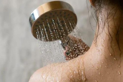 Thói quen tắm đêm có thực sự ảnh hưởng không tốt đến sức khỏe?