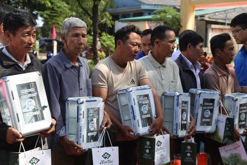 Những món quà thiết thực gửi đến bà con vùng rốn lũ ở Thừa Thiên-Huế