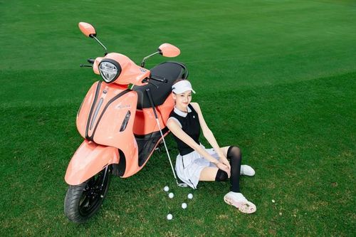 Thùy Tiên giải thích lí do các golfer nữ chuyển sang dùng xe máy trên sân golf