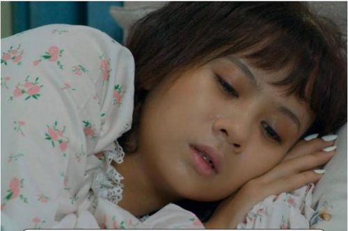 'Sạn' makeup trên màn ảnh Việt: Người nằm viện vẫn trang điểm đầy đủ, người 'có thù với son môi'