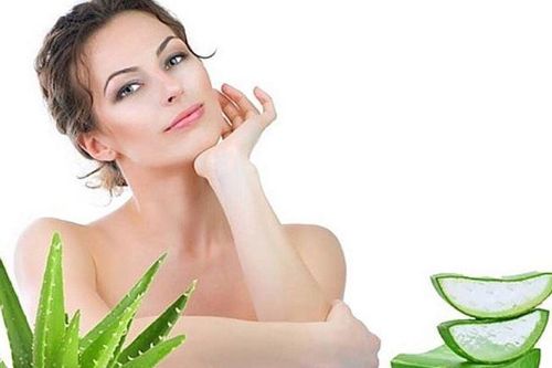 Da mềm mại trắng hồng nhờ dưỡng bằng nha đam