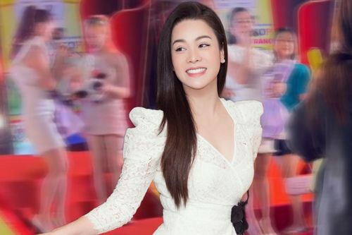 Nhật Kim Anh đắt show hát hội chợ: Quà tặng ôm không xuể, được khán giả vây kín chụp ảnh