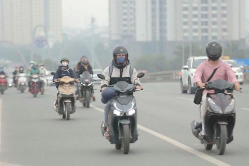 Giữa trưa, bầu trời Hà Nội vẫn chìm trong bụi mù dày đặc, chất lượng không khí ở mức rất xấu