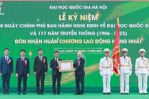 Đại học Quốc gia Hà Nội đón nhận Huân chương Lao động hạng Nhất
