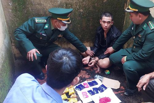 Bị bắt giữ khi đang vận chuyển 2.000 viên ma túy