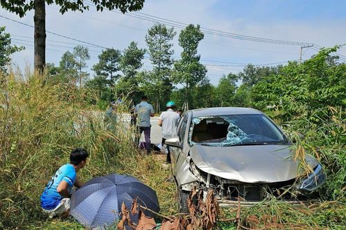Chạy qua ngã tư, 4 người đi xe máy trọng thương