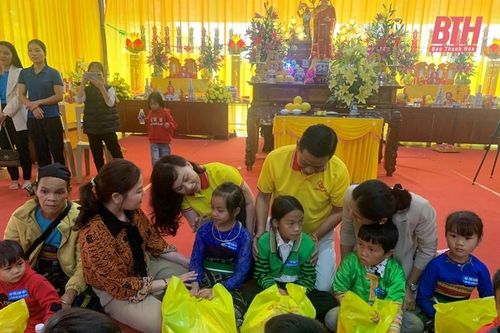 Trao quà tết cho trẻ mồ côi và hộ gia đình khó khăn tại các huyện Lang Chánh, Quan Sơn