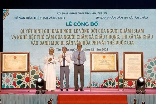 'Nghi lễ vòng đời của người Chăm Islam' và 'Nghề dệt thổ cẩm của người Chăm xã Châu Phong' được ghi danh di sản văn hóa phi vật thể quốc gia