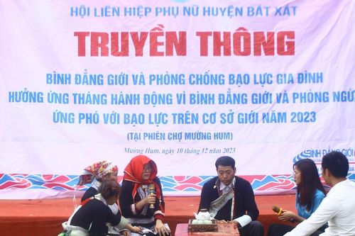 Bát Xát tổ chức truyền thông về bình đẳng giới, phòng chống bạo lực gia đình tại chợ phiên