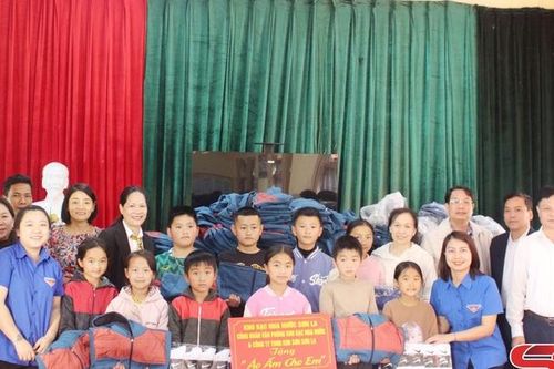 Kho bạc Nhà nước tỉnh tặng quà cho học sinh và nhân dân xã Chiềng Tương