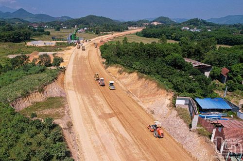 Phát triển mạnh hạ tầng kết nối vùng