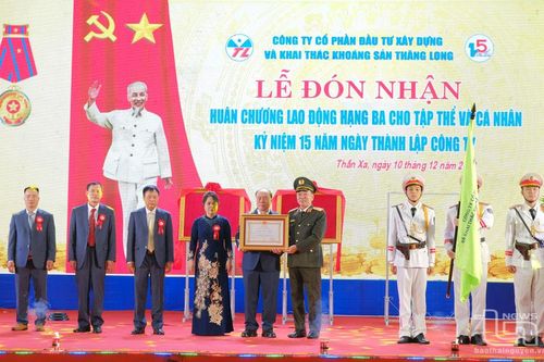 Công ty CP Đầu tư xây dựng và Khai thác khoáng sản Thăng Long đón nhận Huân chương Lao động hạng Ba