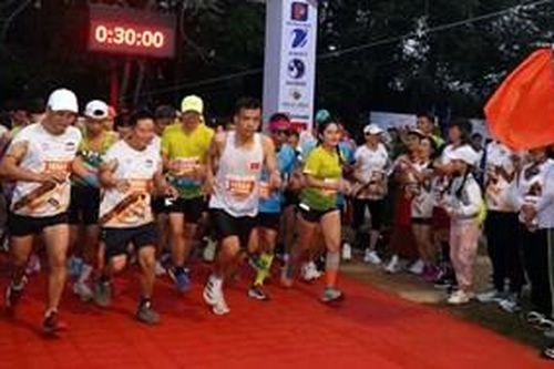Hơn 1.000 vận động viên tham gia giải chạy Half Marathon 'Hương xưa làng cổ - Bước chân hạnh phúc'