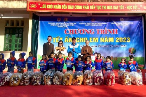Chương trình 'Tết ấm cho em' tại Trường Tiểu học Vạn Xuân (H.Thường Xuân, Thanh Hóa)