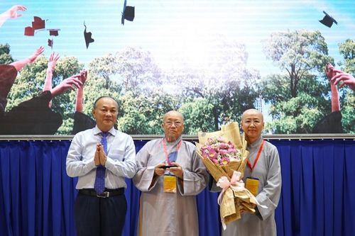 Chư Ni Phân ban Ni giới T.Ư hướng dẫn thiền tại Trường Đại học Khoa học Xã hội và Nhân văn TP.HCM