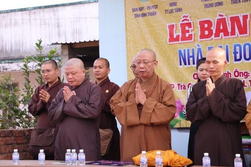 Bình Thuận: Phân ban Phật tử dân tộc T.Ư bàn giao nhà, an vị tôn tượng Phật cho hộ dân
