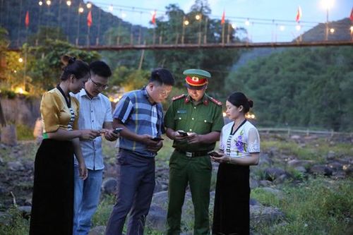 Công an xã giúp đồng bào làm du lịch xanh (Bài 2)