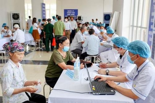 Bao giờ người dân mới thoát cảnh 'ôm cả đống' giấy tờ khi đi khám bệnh?