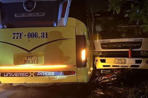 Xe máy bị kẹp giữa xe khách và xe đầu kéo