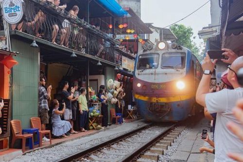 An toàn cho du khách hay người dân tại phố đường tàu? | Chính quyền đô thị | 10/12/2023