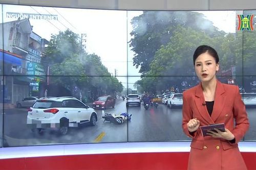Nữ tài xế lái ô tô húc văng xe máy
