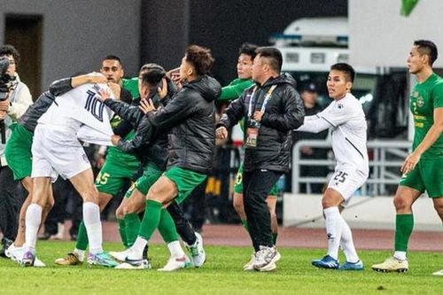 'Treo giò' 6 cầu thủ đánh nhau ở Cúp C1