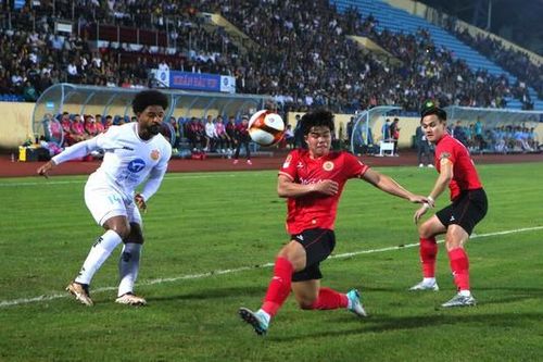 Nam Định giữ vững mạch bất bại, Thanh Hóa áp sát ngôi đầu