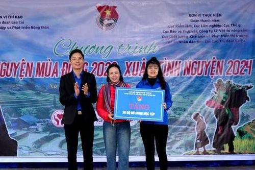 Đoàn thanh niên Bộ Nông nghiệp và Phát triển nông thôn tặng áo ấm, đồ dùng học tập cho học sinh vùng cao Sa Pa